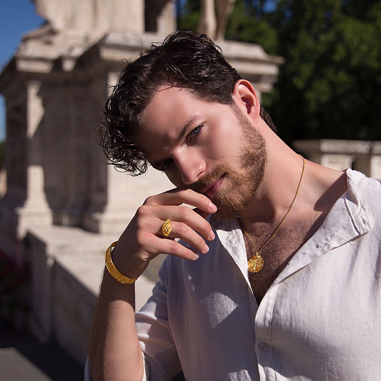 Person trägt nachhaltigen Schmuck von Fucine Romane