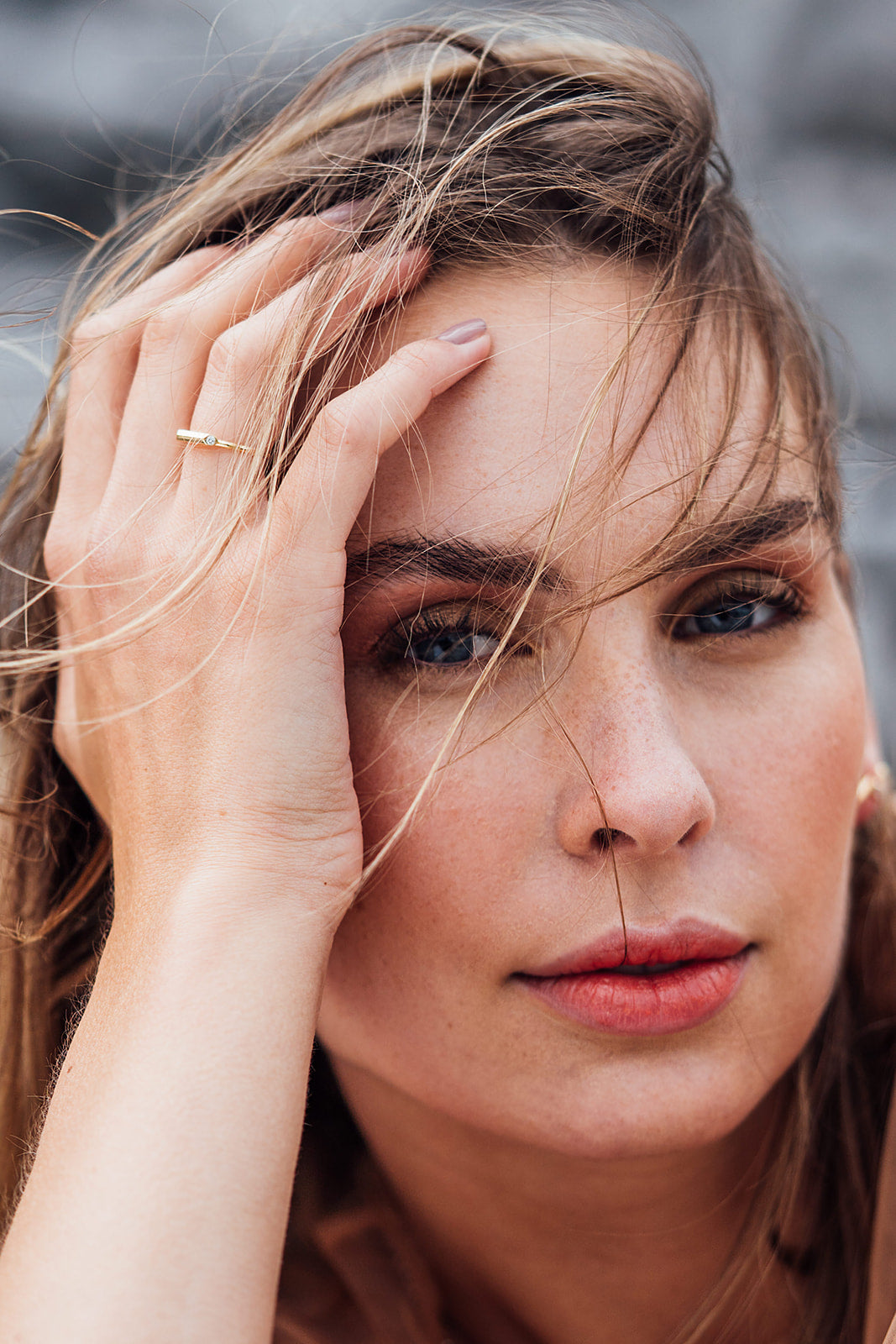 Model trägt nachhaltigen Ring