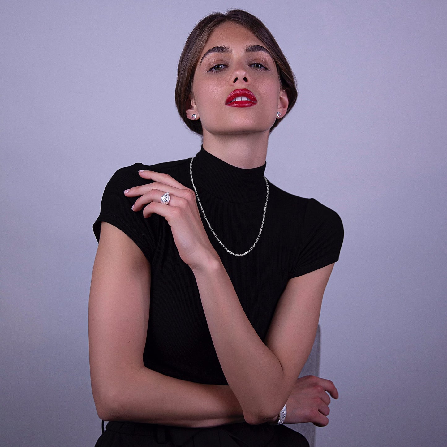 Model trägt nachhaltige Kette aus Silber Eye of Horus