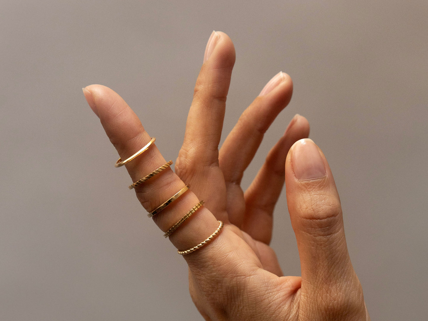 Ring stacking, faire Goldringe am Zeigefinger