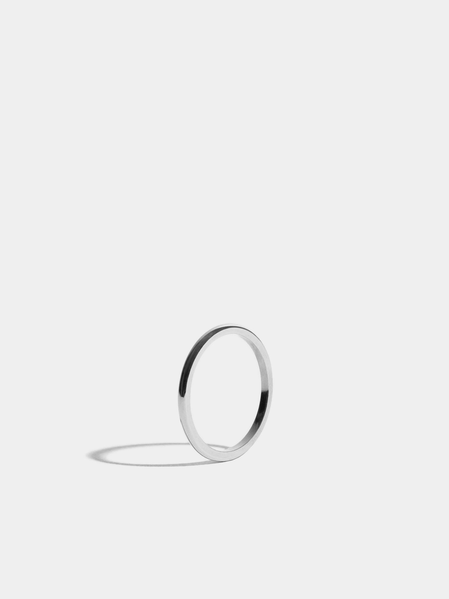 Nachhaltiger Goldring aus Fairmined Gold, weissgold, stehend