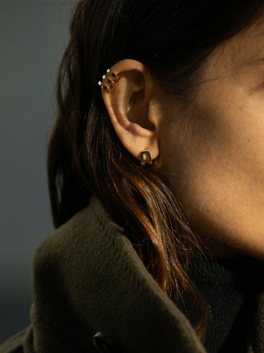 Nachhaltiger Schmuck, Ohrclips aus Gelbgold, getragen vom Model