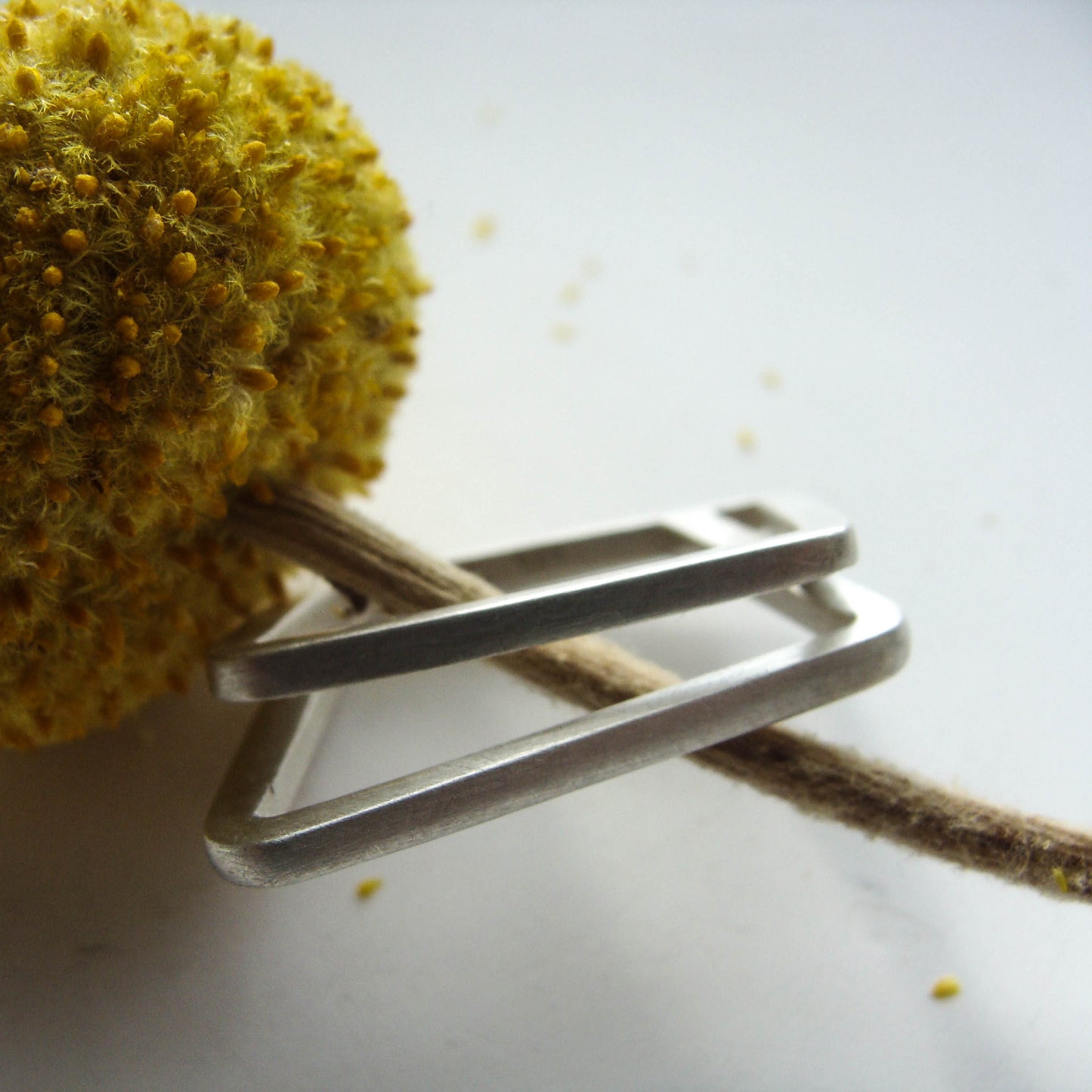 Asymmetrischer Ring aus nachhaltigem Silber