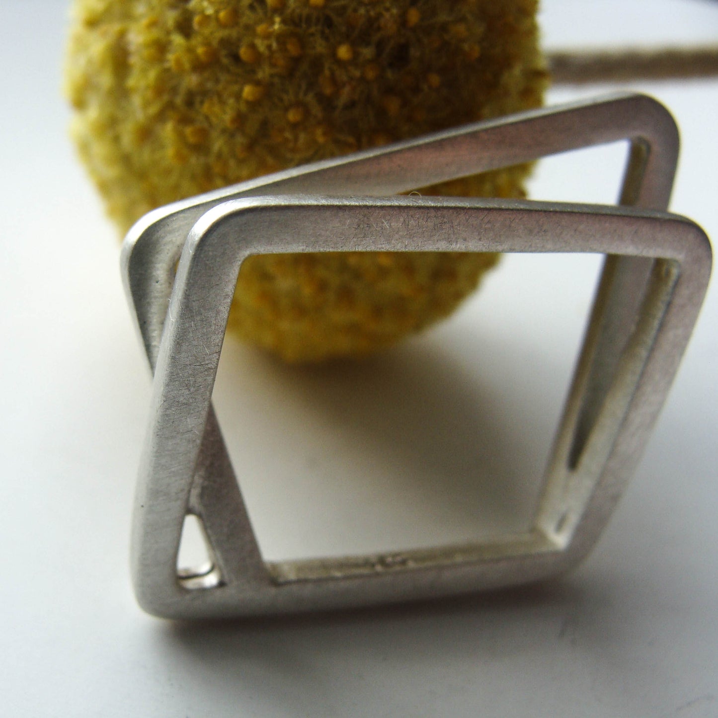 Asymmetrischer Ring aus nachhaltigem Silber