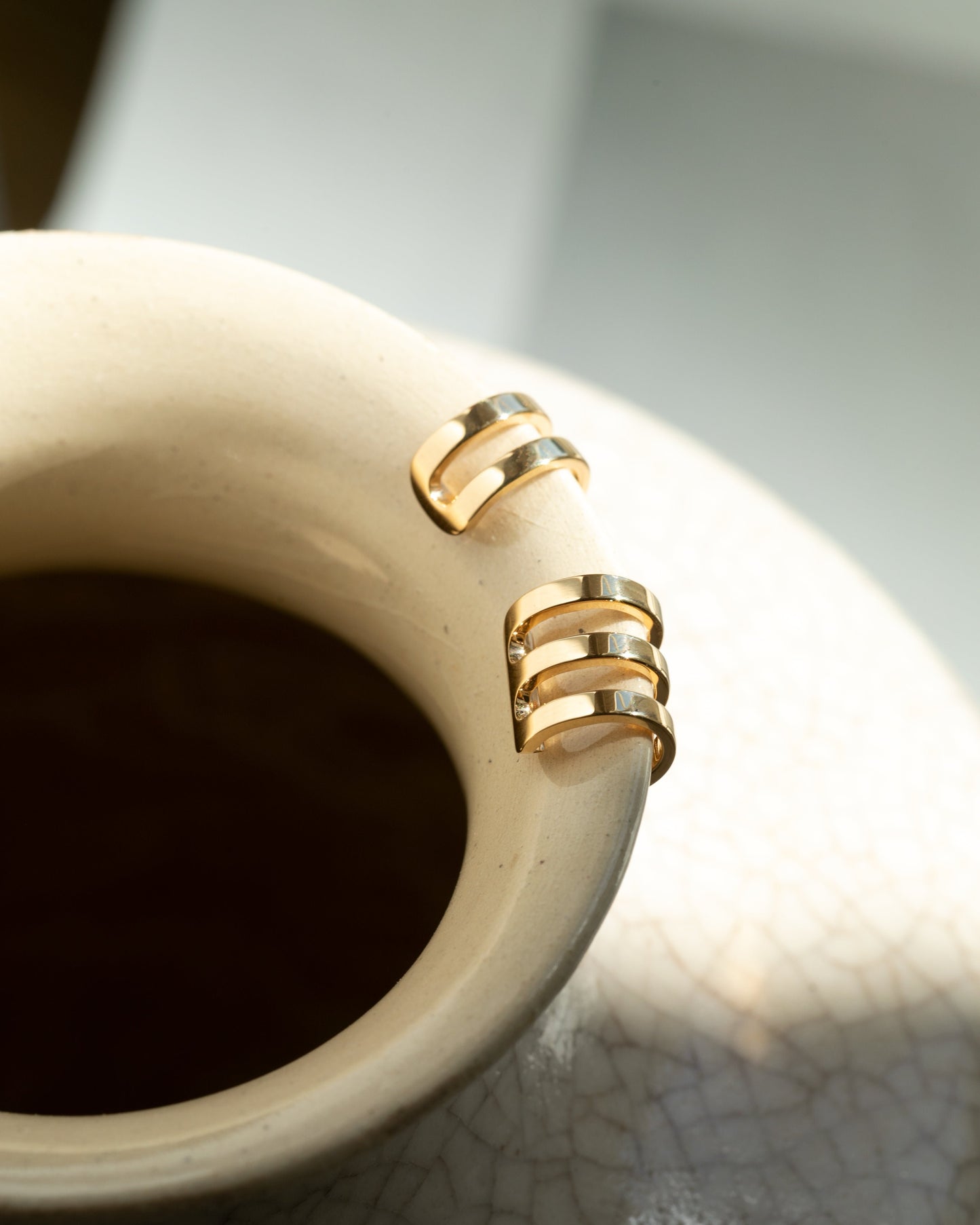 Ohrringe nachhaltig, Ohrclips in Gold, Kaffeetasse