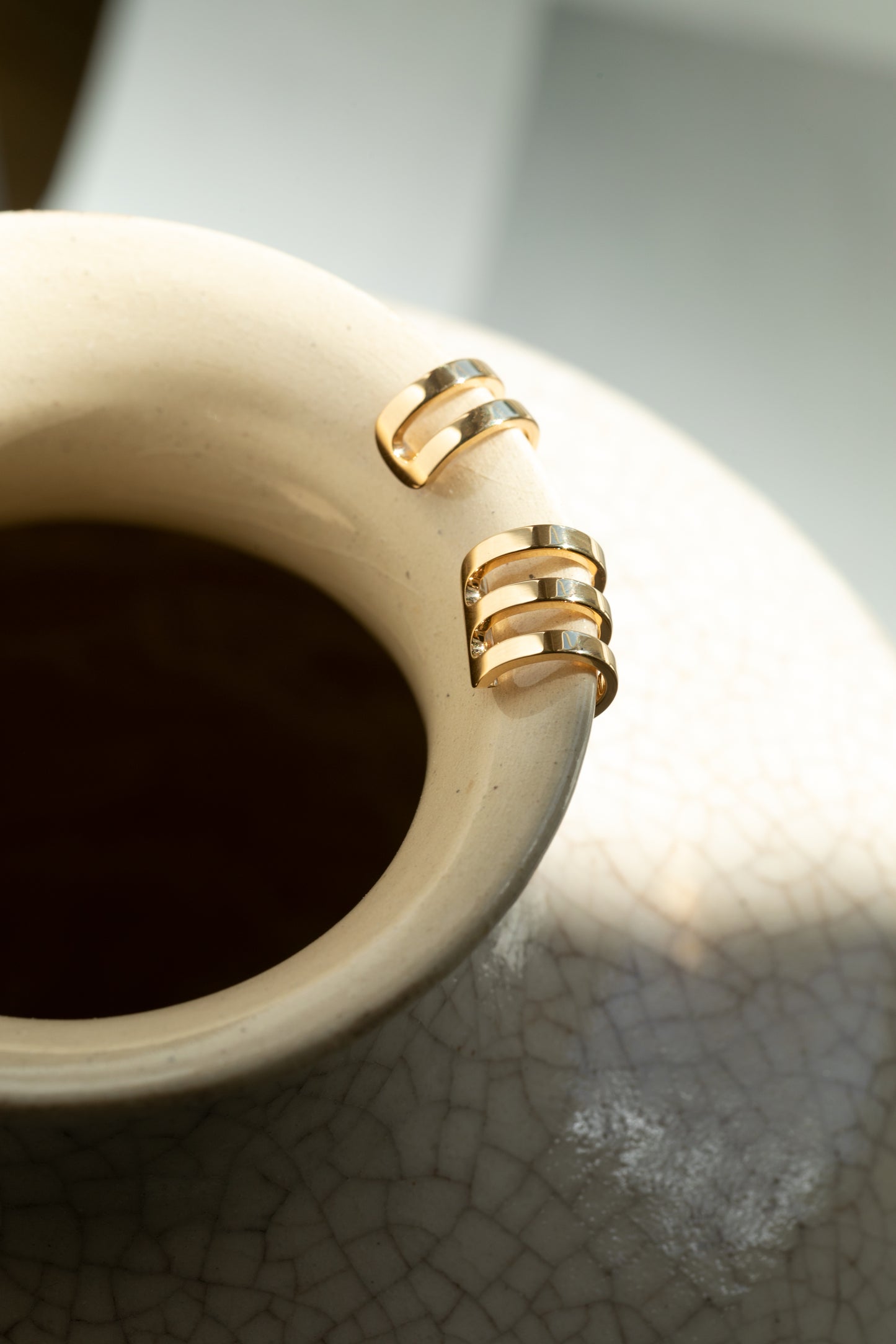 Hochwertige Ohrclips, auf Kaffeetasse