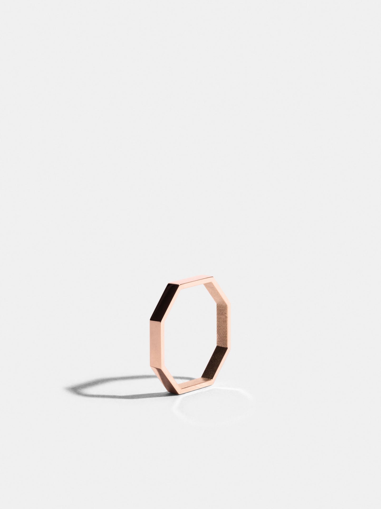 Fairer Goldring: Octagon Ring 'simple' in Roségold, stehend