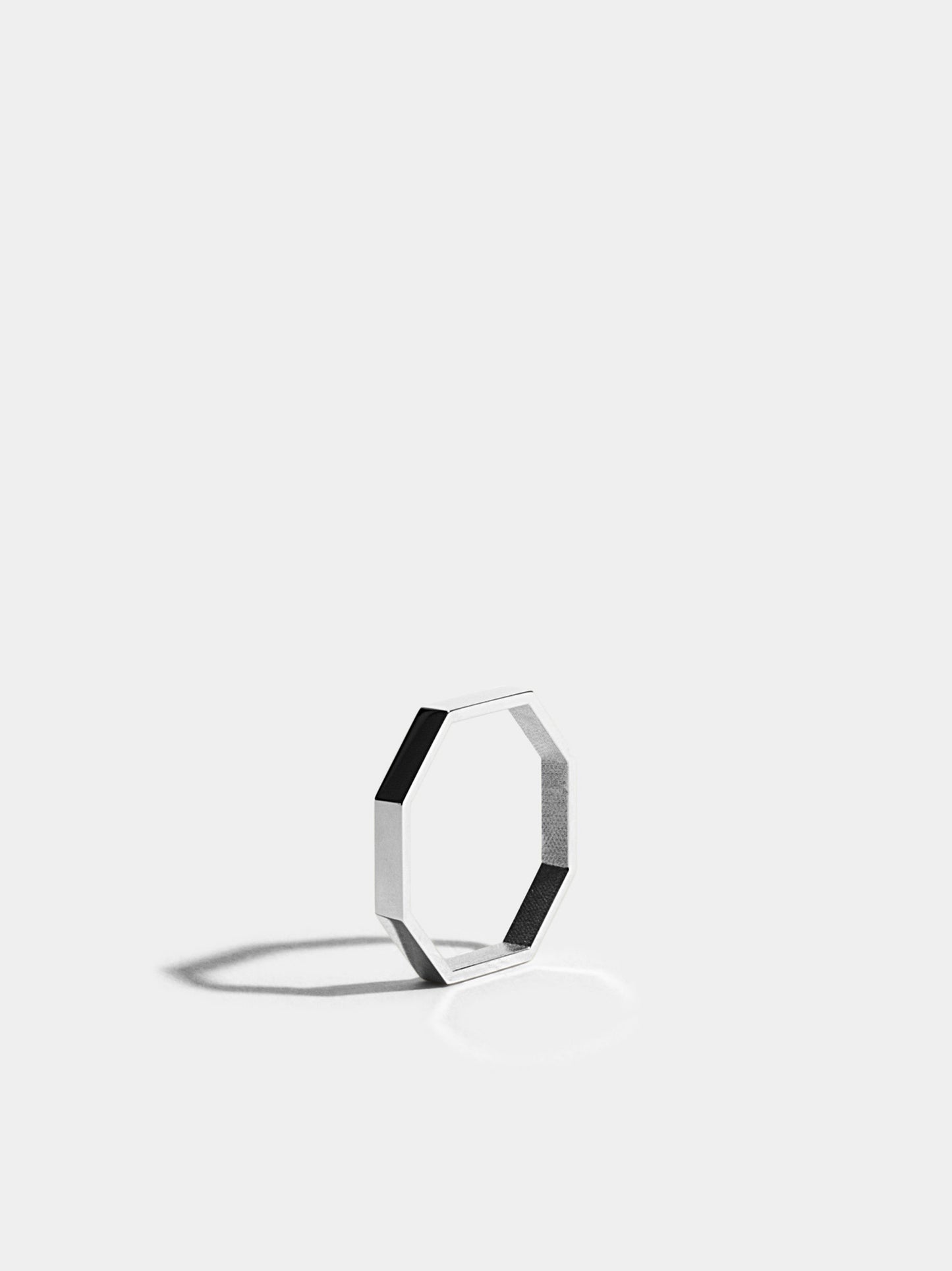 Fairer Goldring: Octagon Ring 'simple' in Weissgold, stehend