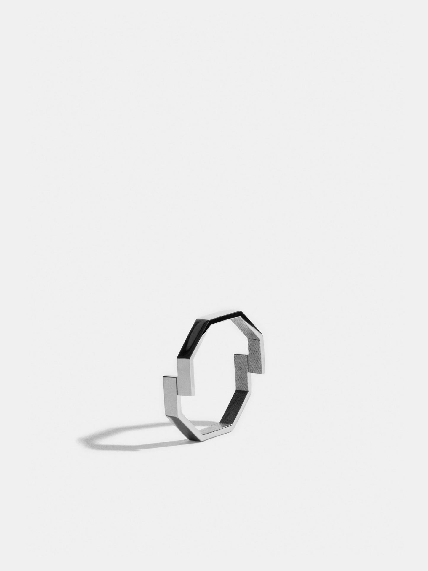 Fairer Ring: Octagon Ring 'double' in Weissgold, stehend