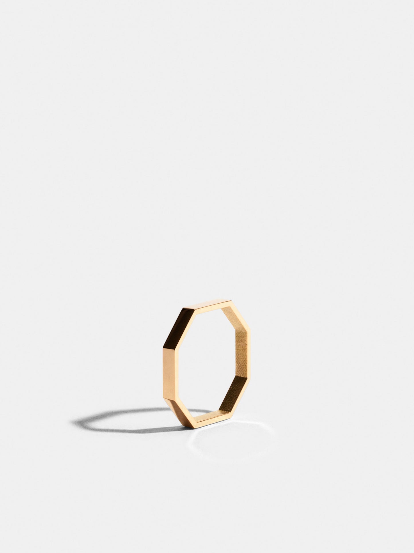 Fairer Goldring: Octagon Ring 'simple' in Gelbgold, stehend