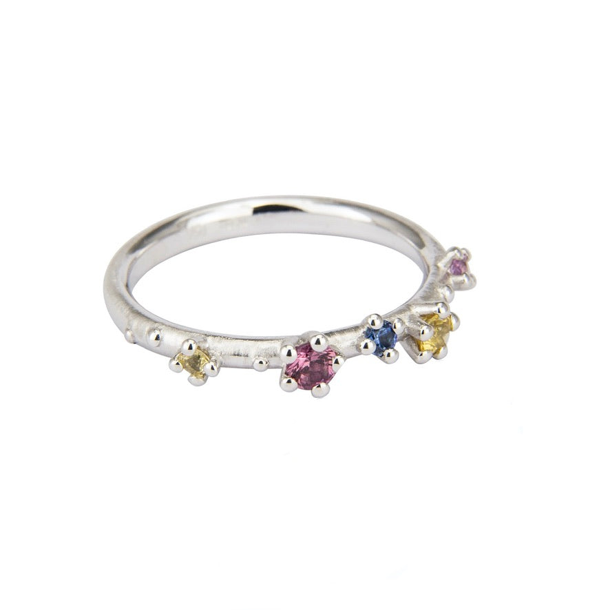 Shine Ring aus nachhaltigen Materialien mit fairen Saphiren