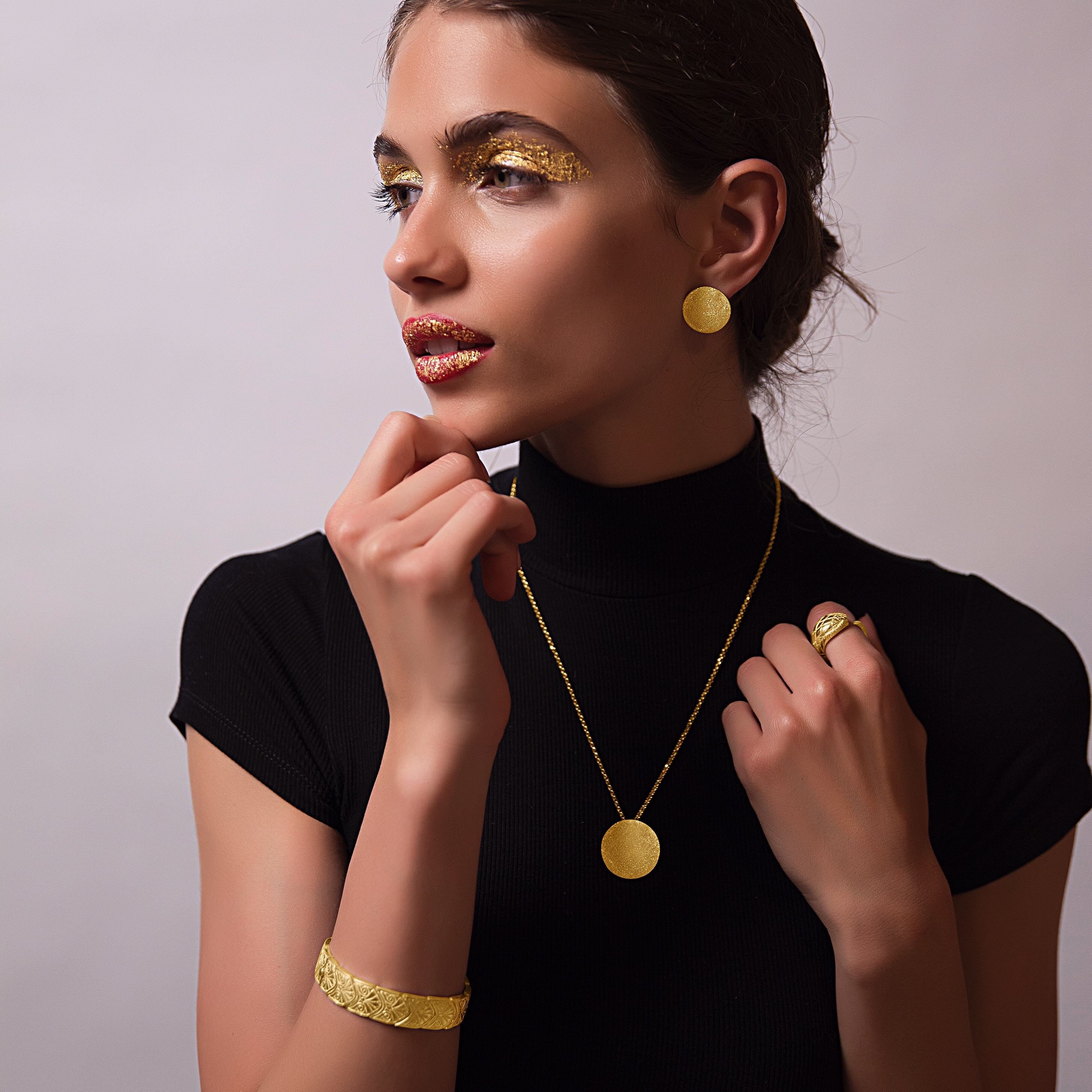 Model trägt Serpente Ring aus nachhaltigem Gold