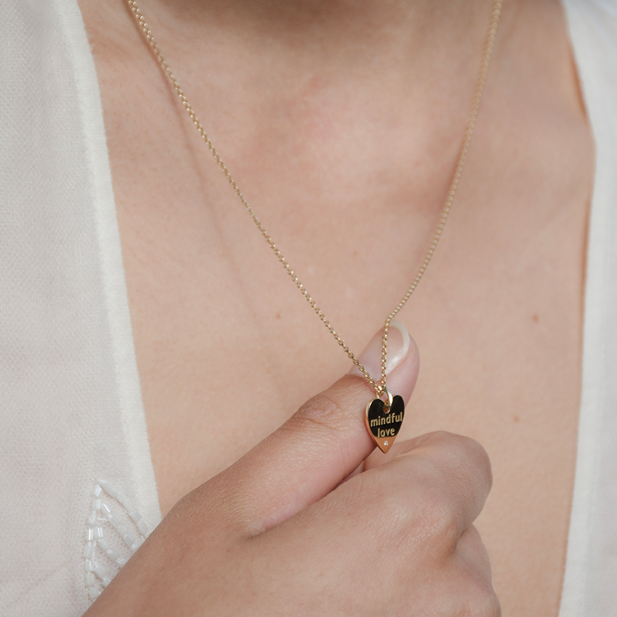 mindful love Anhänger aus nachhaltigem Gold