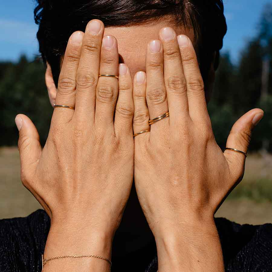 Schmaler Ehering von Maren Jewellery an verschiedenen Fingern von Model