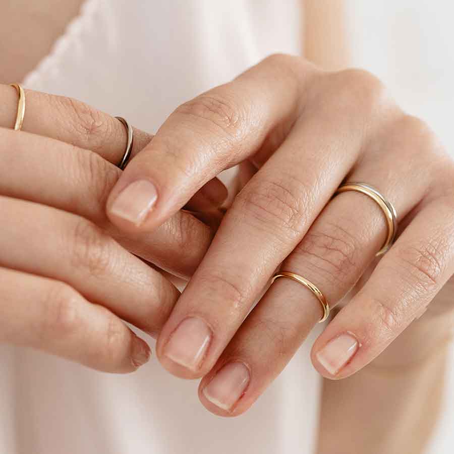 Essentials Ring von Maren Jewellery aus nachhaltigem Gold an einem Model