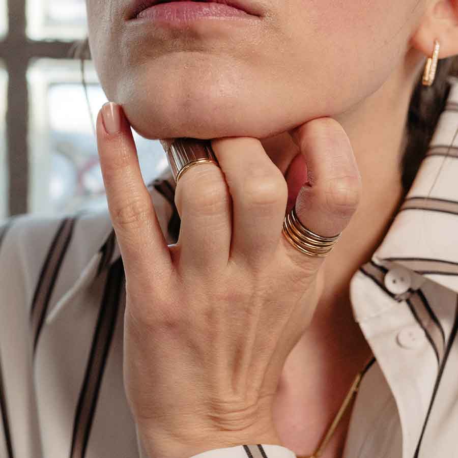 Essentials Ring von Maren Jewellery aus nachhaltigem Gold an Model