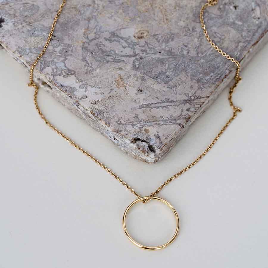 Essentials Ring von Maren Jewellery aus nachhaltigem Gold an einer Kette