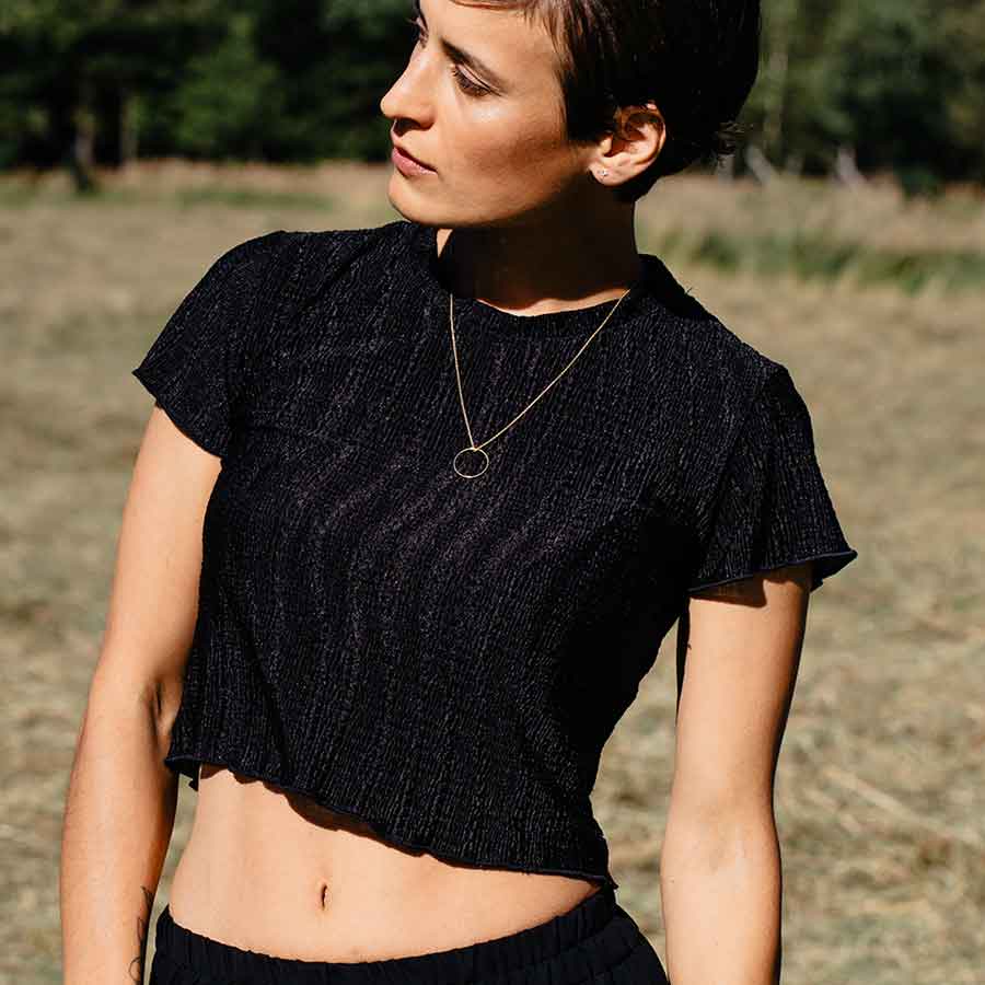Essentials Ring von Maren Jewellery aus nachhaltigem Gold an einer Kette