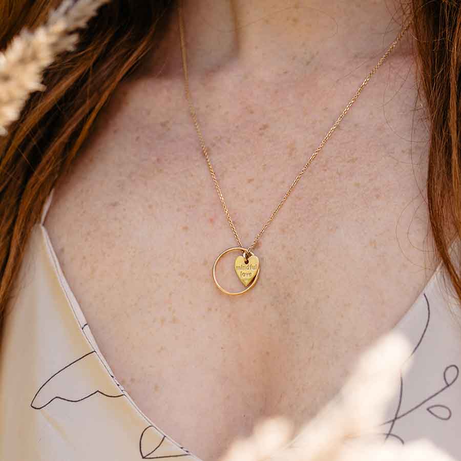 Essentials Ring von Maren Jewellery aus nachhaltigem Gold an einer Kette