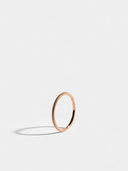 Fair trade Ring: Anagramme “millegrains” Ring aus Roségold, stehend