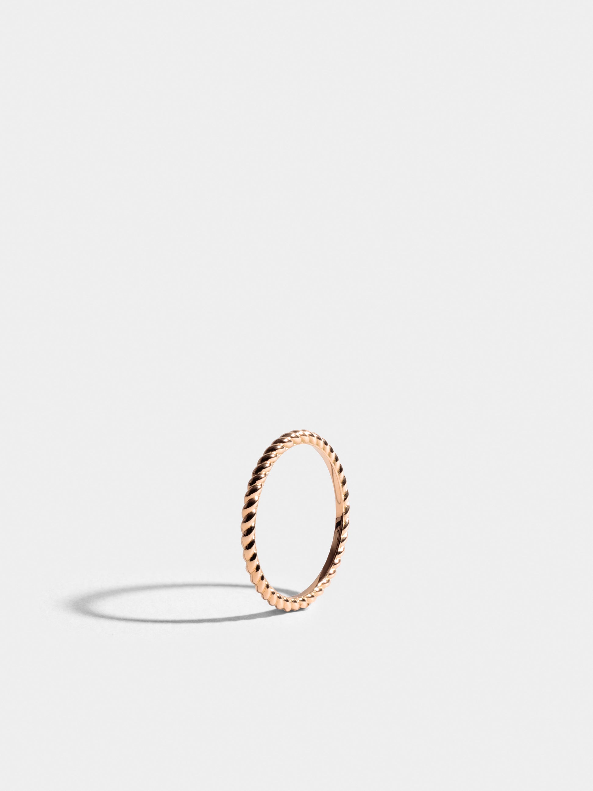 Fair trade Goldring aus Fairmined Gold, Roségold, stehend