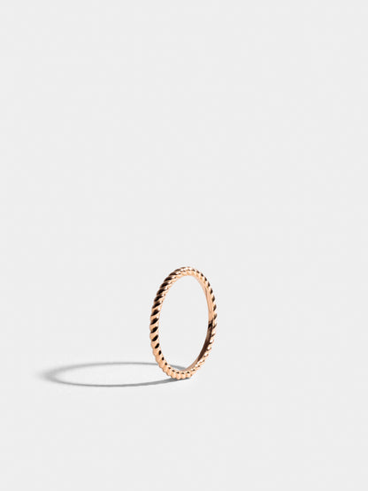 Fair trade Goldring aus Fairmined Gold, Roségold, stehend