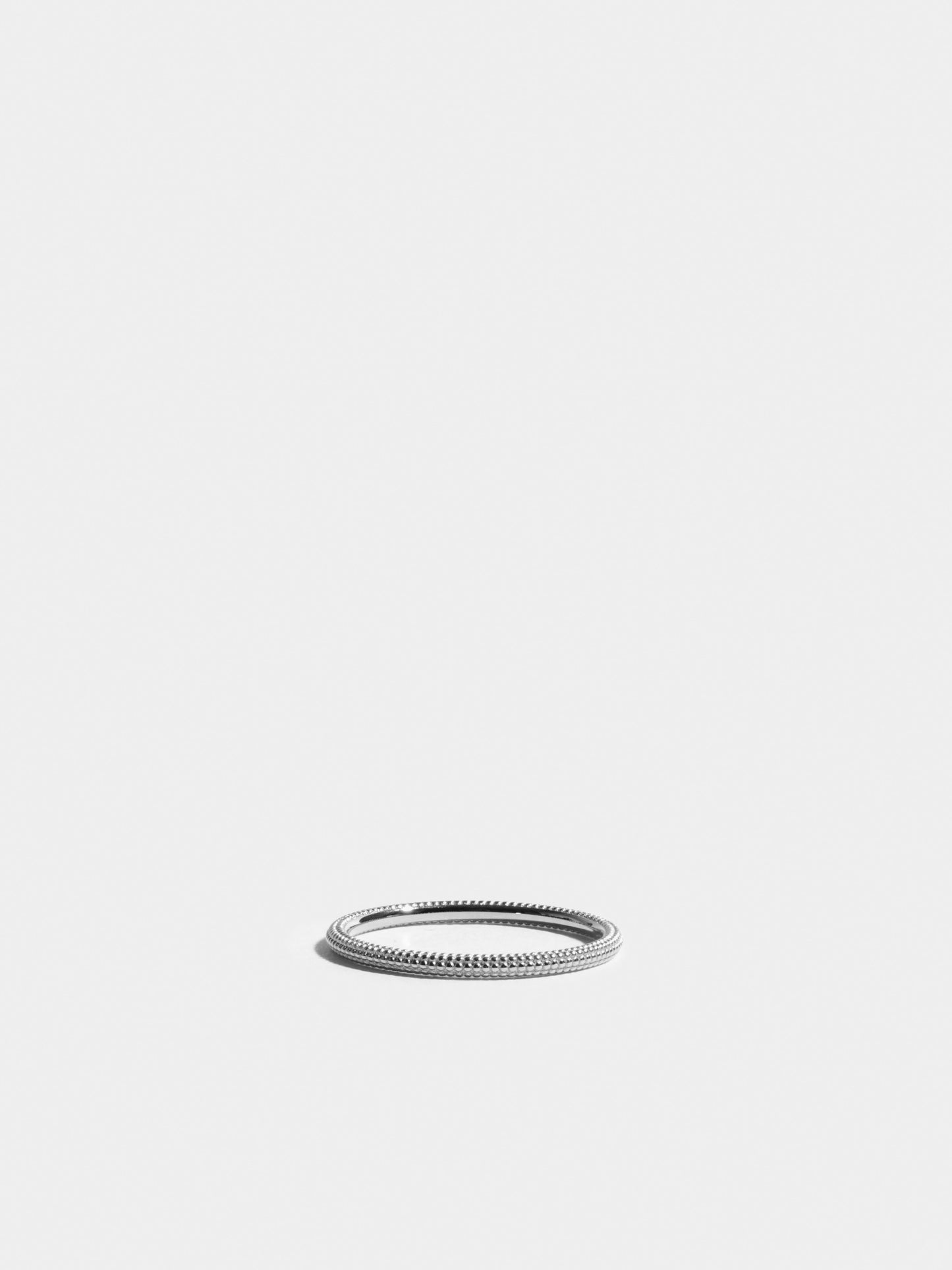 Fair trade Ring: Anagramme “millegrains” Ring aus Weissgold, liegend
