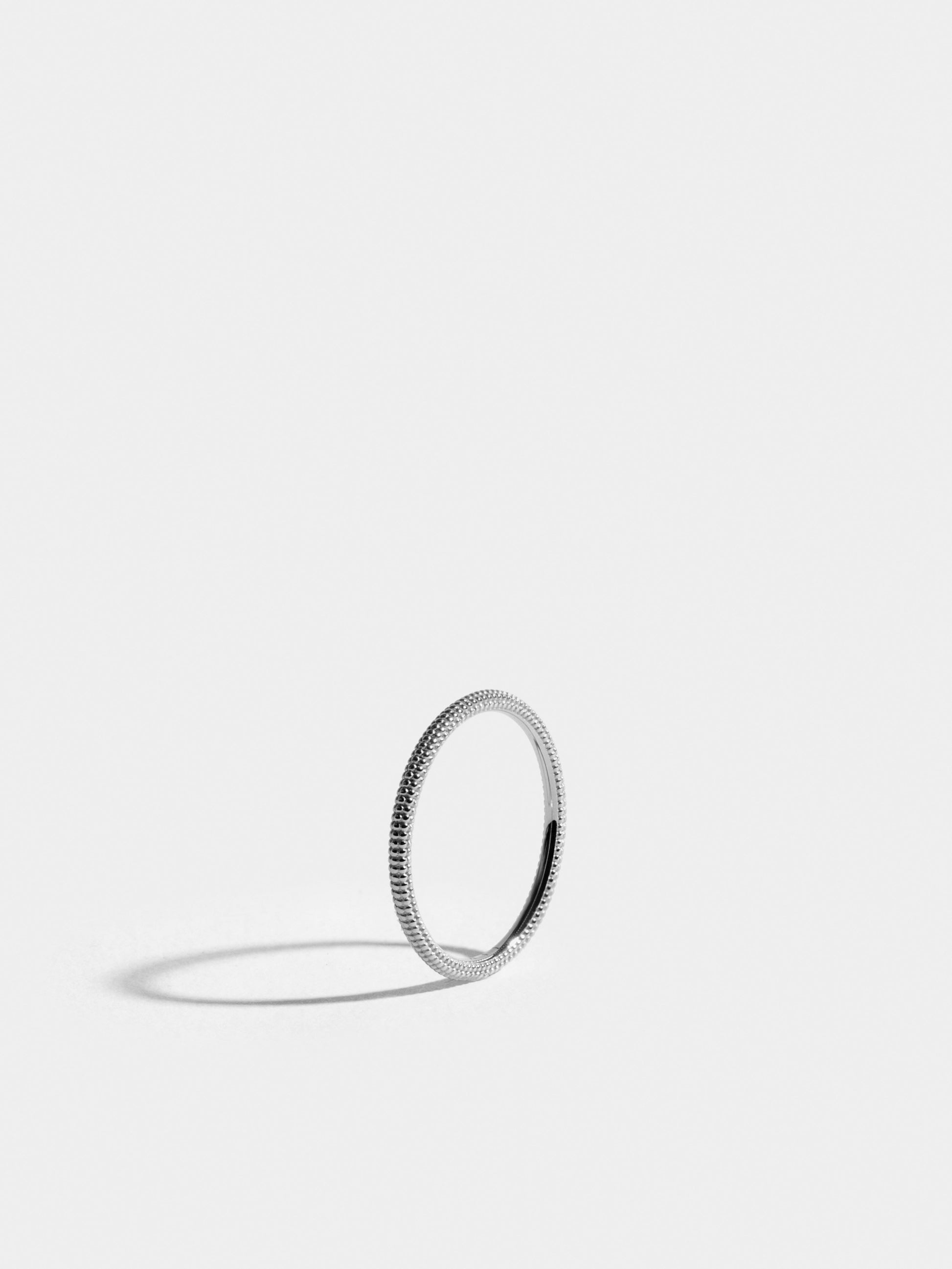 Fair trade Ring: Anagramme “millegrains” Ring aus Weissgold, stehend