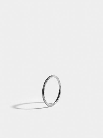 Fair trade Ring: Anagramme “millegrains” Ring aus Weissgold, stehend