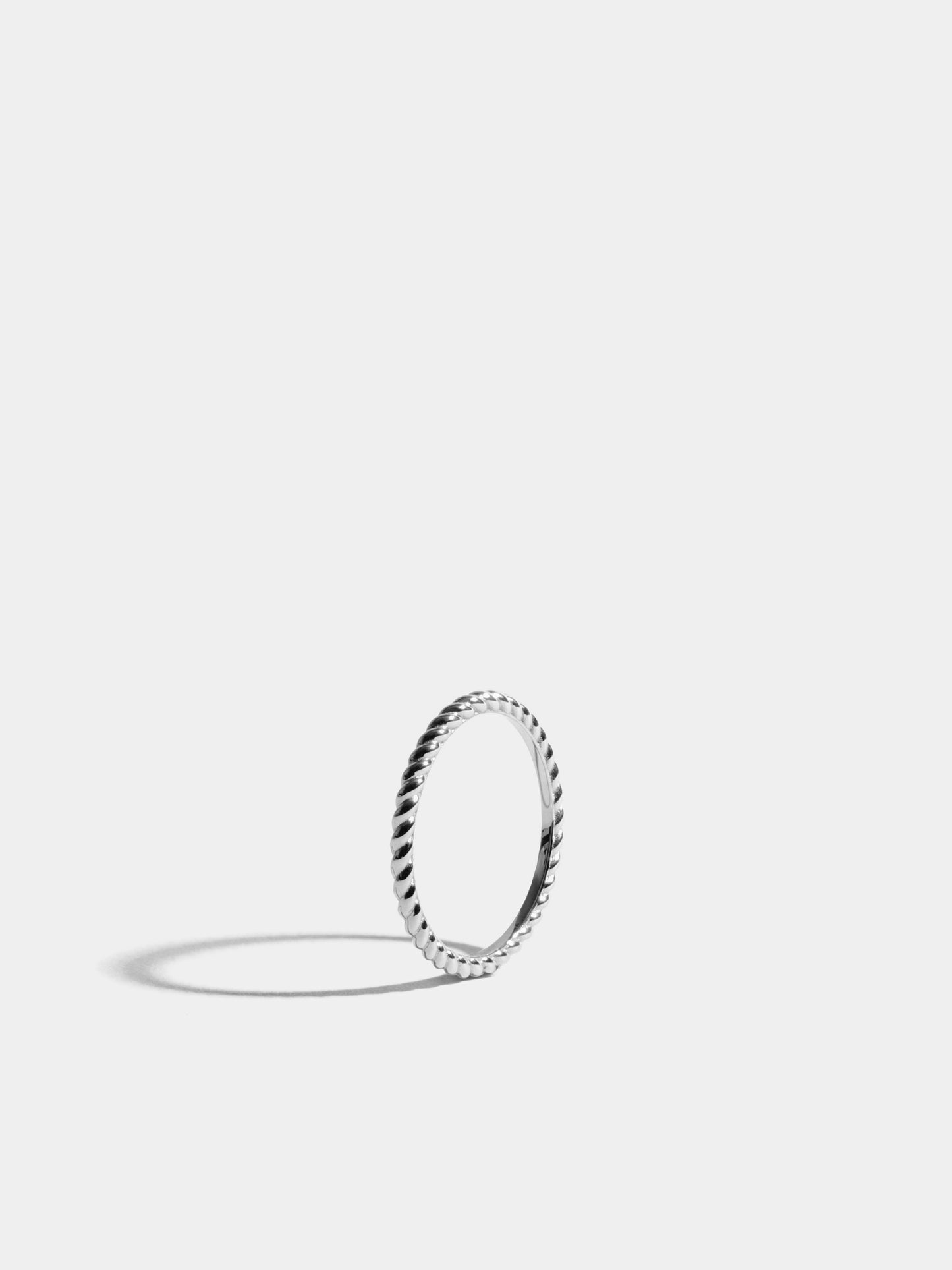 Fair trade Goldring aus Fairmined Gold, Weissgold, stehend