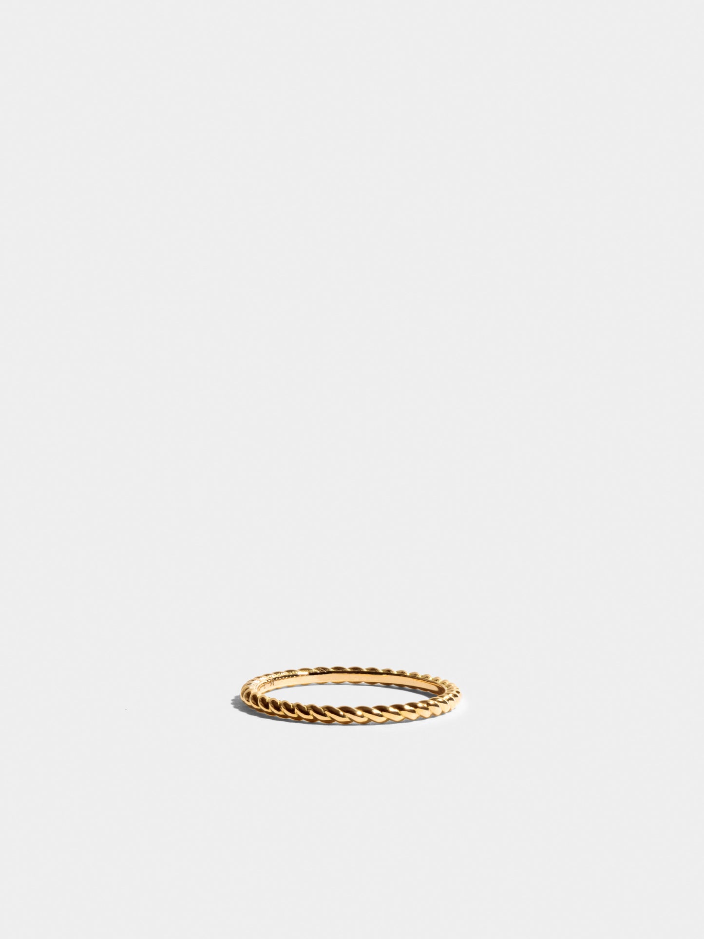 Fair trade Goldring aus Fairmined Gold, Gelbgold, liegend