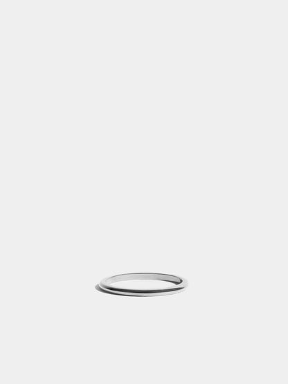Nachhaltiger Goldring aus Fairmined Gold, weissgold, liegend