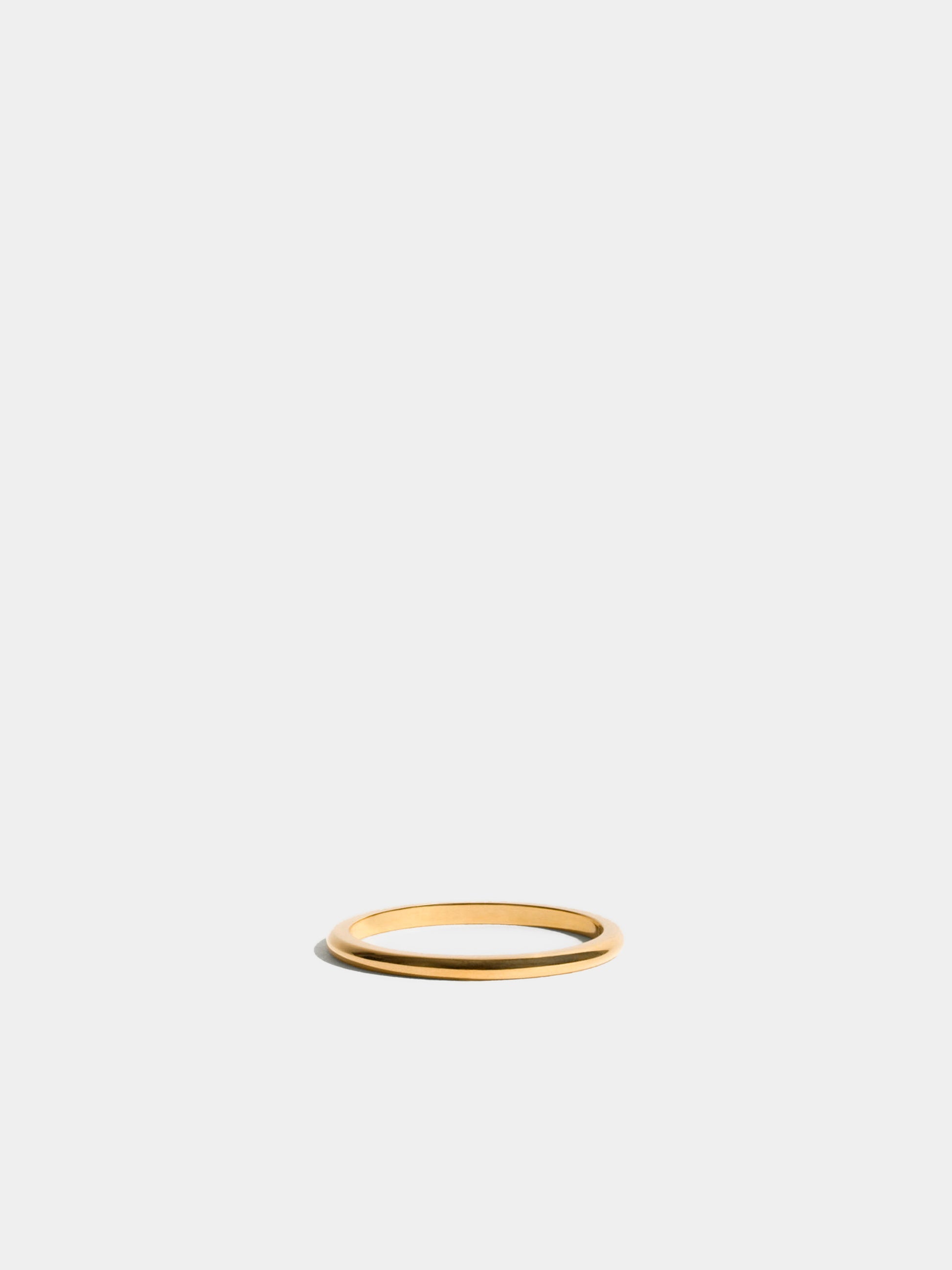Nachhaltiger Goldring aus Fairmined Gold, gelbgold, liegend