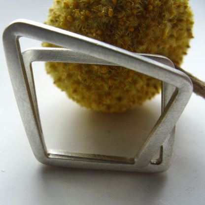 Asymmetrischer Ring aus nachhaltigem Silber