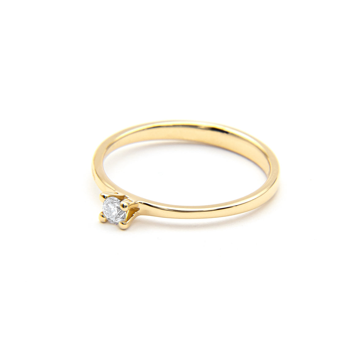 Promise Ring in Gelbgold liegend, nachhaltiger Verlobungsring aus Fairmined Gold