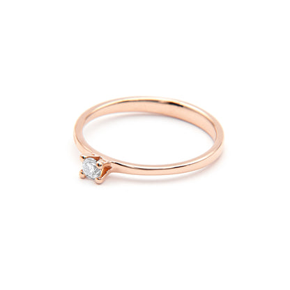 Promise Ring in Roségold liegend, nachhaltiger Verlobungsring aus Fairmined Gold