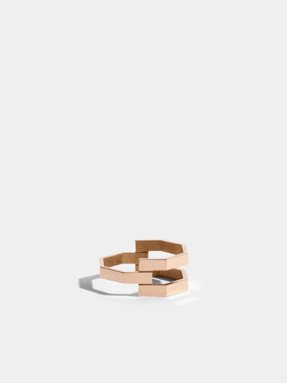 Fair trade Goldring: Octagon Ring 'triple' aus Roségold, liegend
