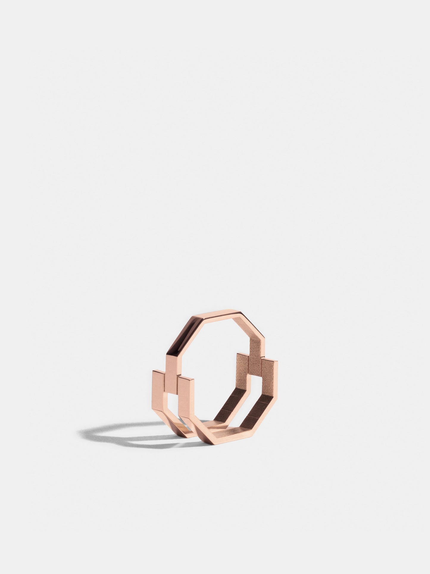 Fair trade Goldring: Octagon Ring 'triple' aus Roségold, stehend