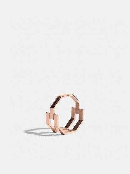 Fair trade Goldring: Octagon Ring 'triple' aus Roségold, stehend