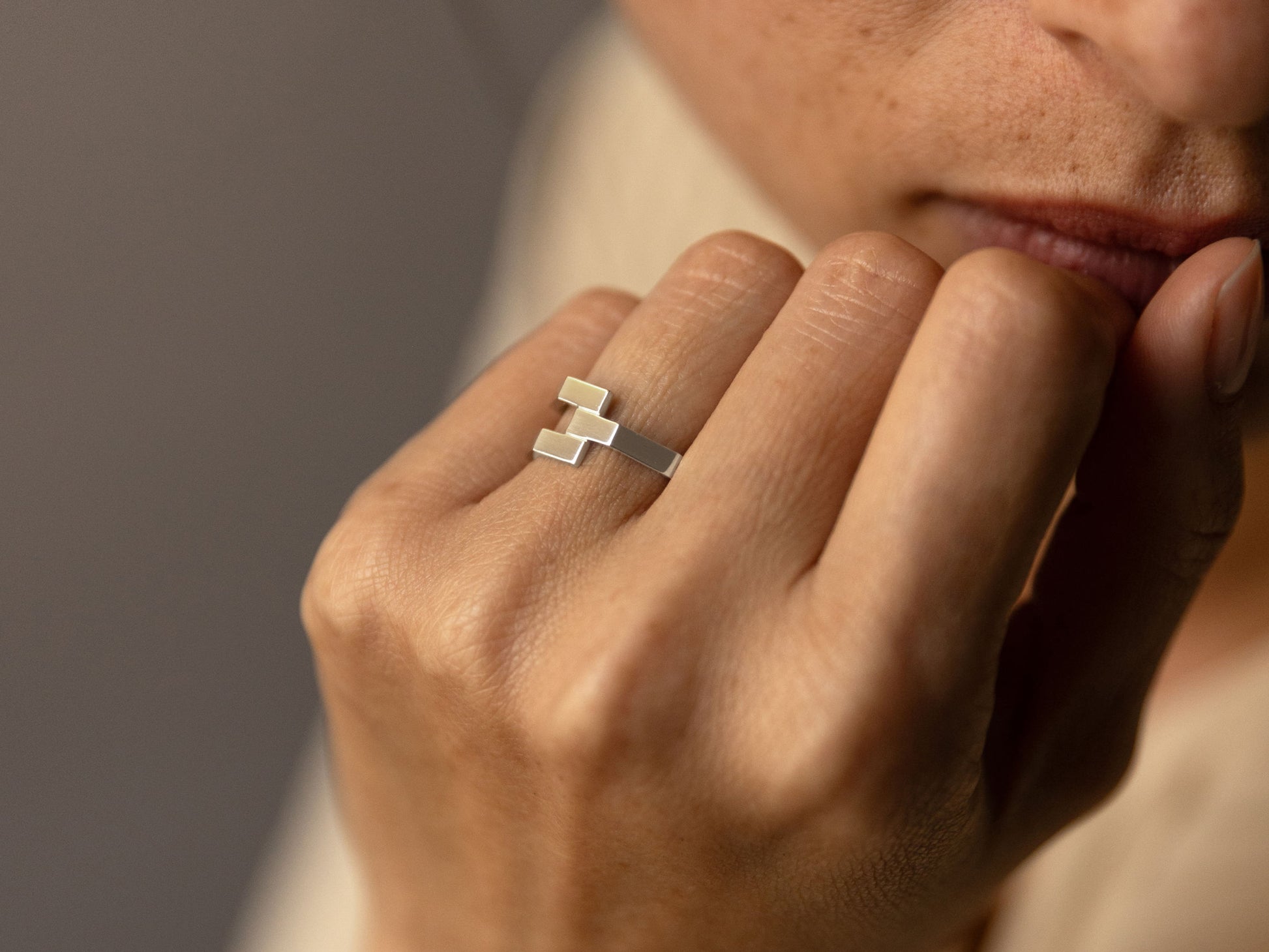 Fair trade Goldring: Octagon Ring 'triple' aus Weissgold, am Ringfinger