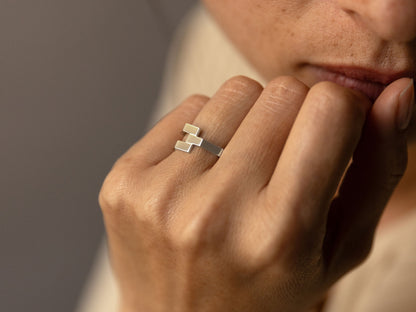 Fair trade Goldring: Octagon Ring 'triple' aus Weissgold, am Ringfinger