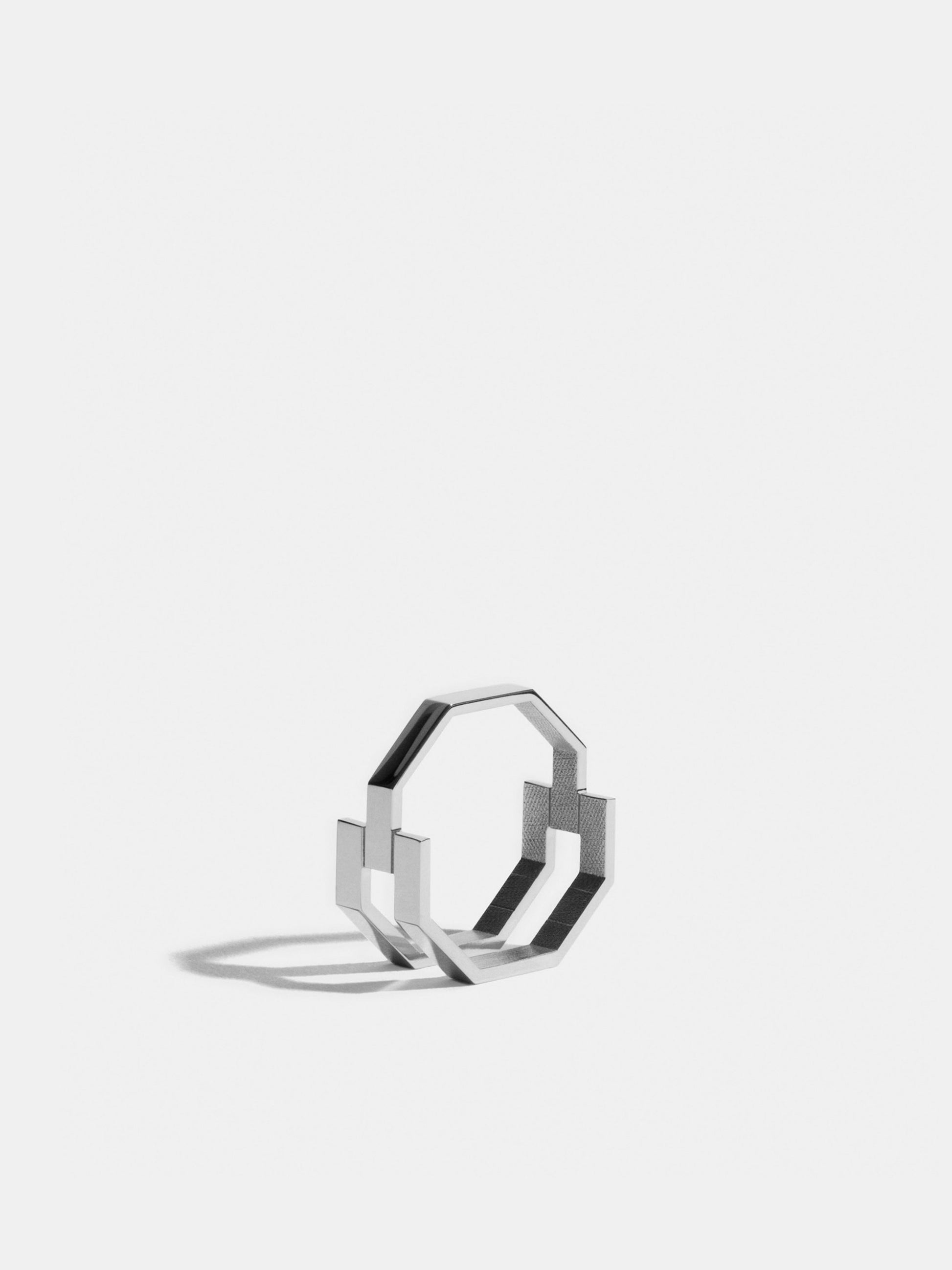 Fair trade Goldring: Octagon Ring 'triple' aus Weissgold, stehend