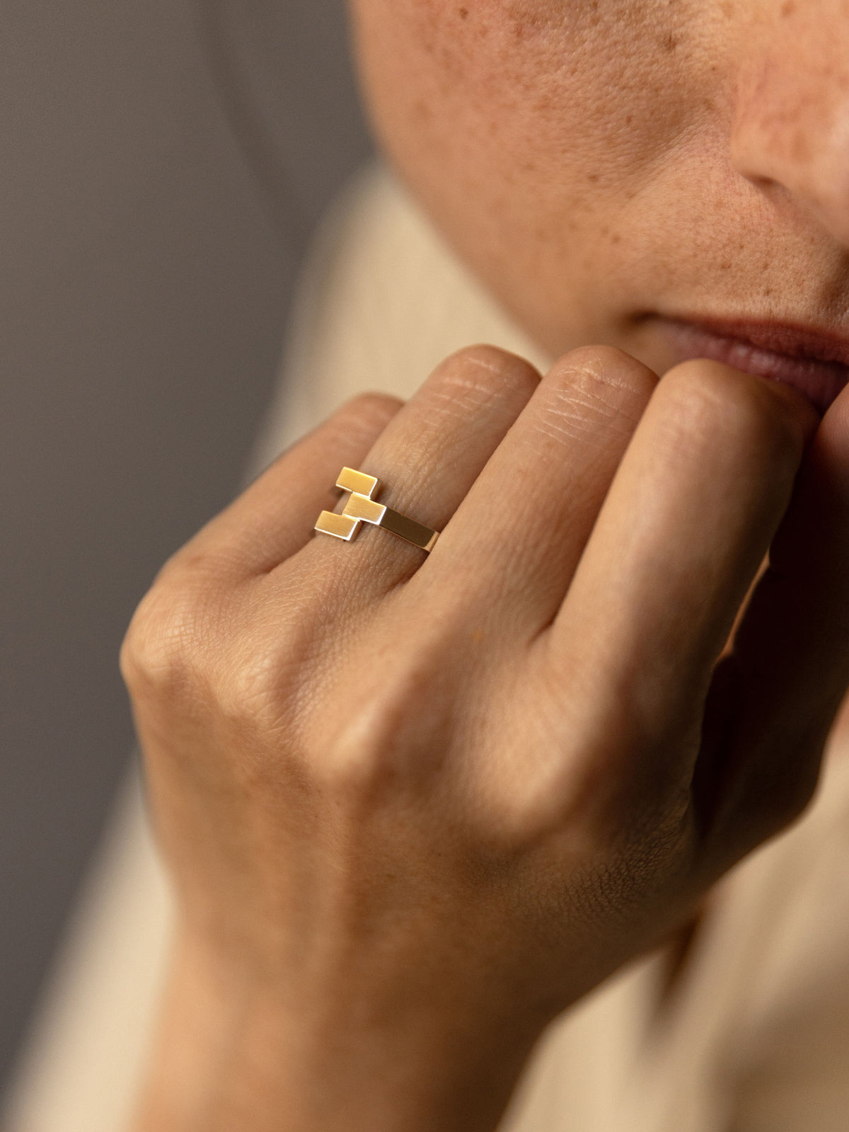 Fair trade Goldring: Octagon Ring 'triple' aus Gelbgold, am Ringfinger