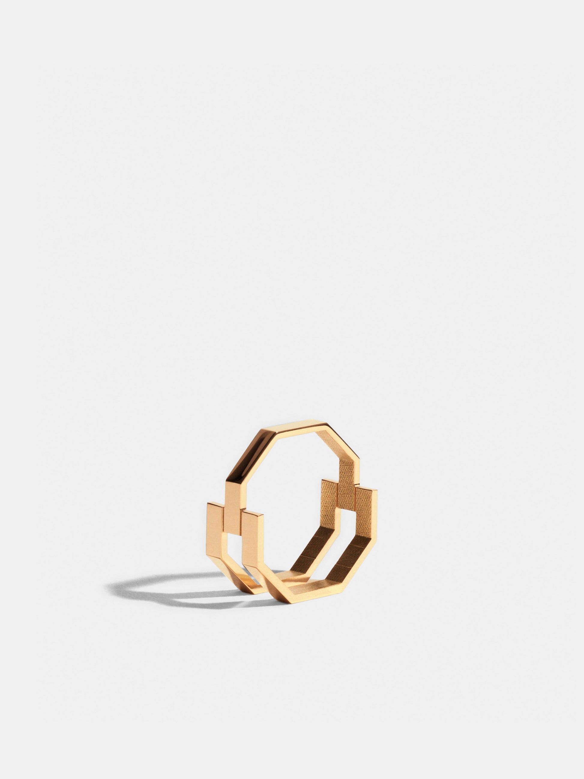 Fair trade Goldring: Octagon Ring 'triple' aus Gelbgold, stehend