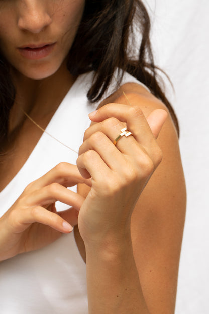 Fair trade Goldring: Octagon Ring 'triple' aus Gelbgold, am Mittelfinger