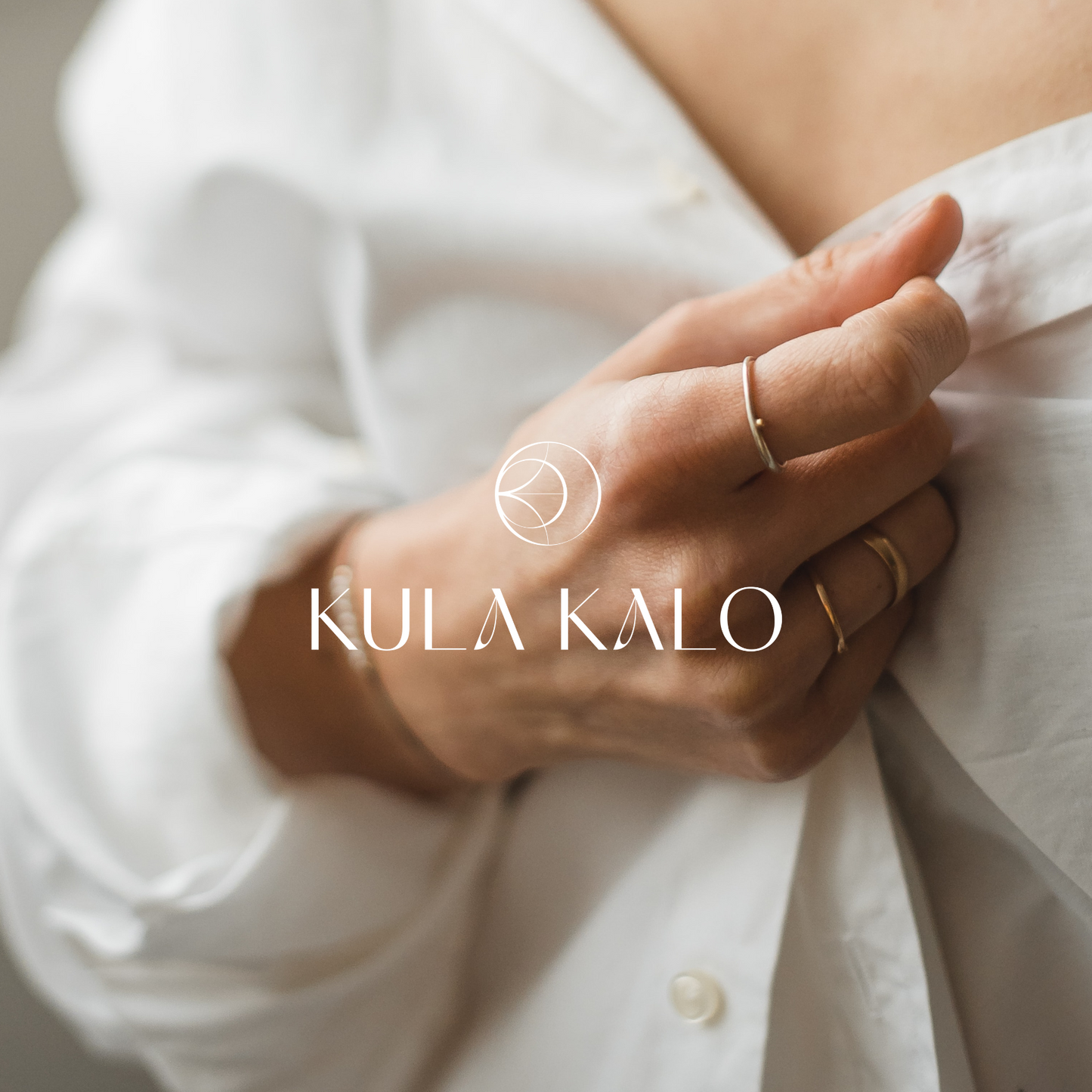 Model trägt nachhaltigen Schmuck aus dem Kula Kalo Onlineshop