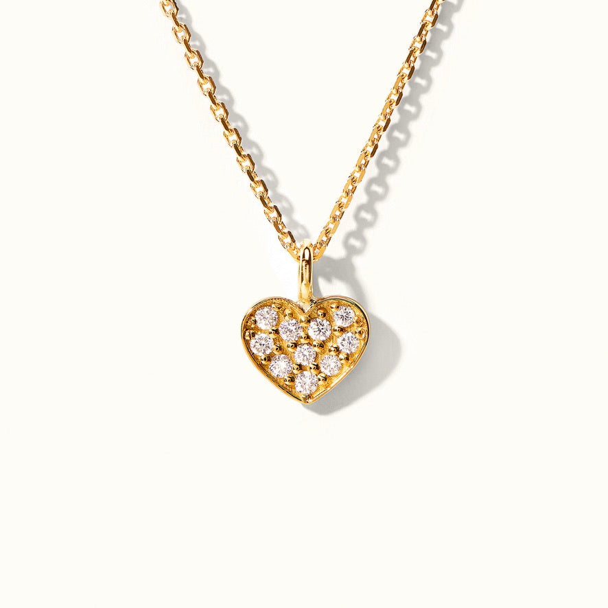 Mit Diamanten besetztes Herz aus nachhaltigem Gold