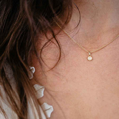 Model trägt Drops of Memories Anhänger