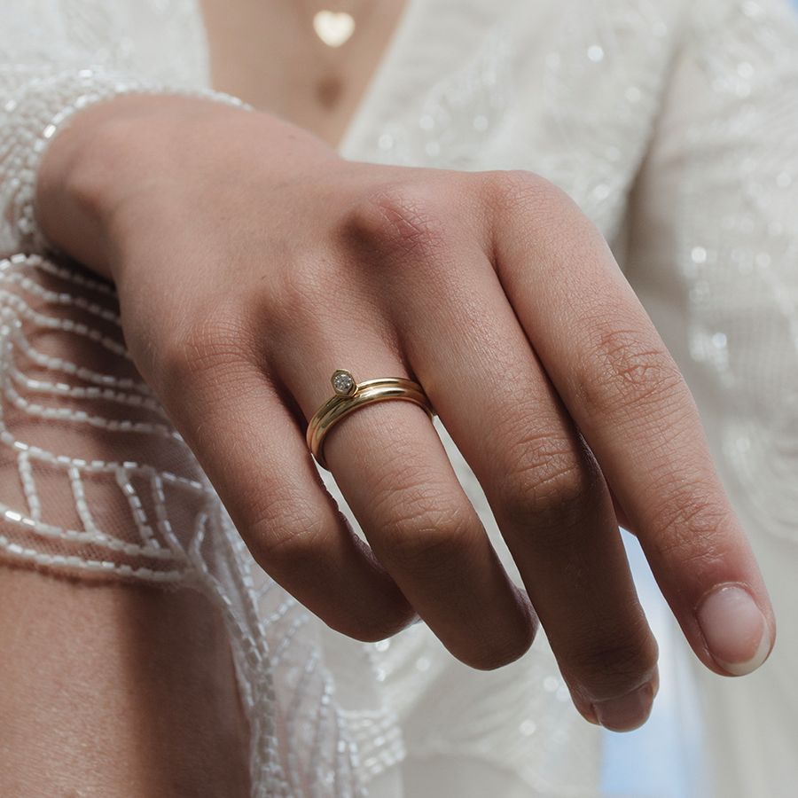 Nachhaltiger Ring Bold Essentials von Maren Jewellery an einer Braut