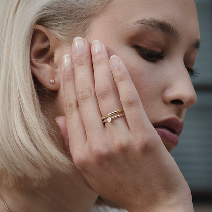 Breiter Ehering von Maren Jewellery als Vorsteckring am Finger von Model
